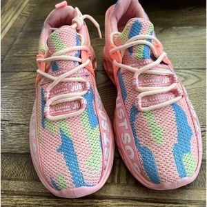 Woman’s tennis shoes